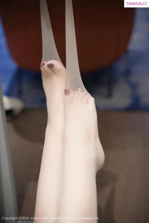 美七Mia  [XiuRen]高清写真图 2024.03.29 No.8313 美七 Mia 丝袜美臀第25张图片